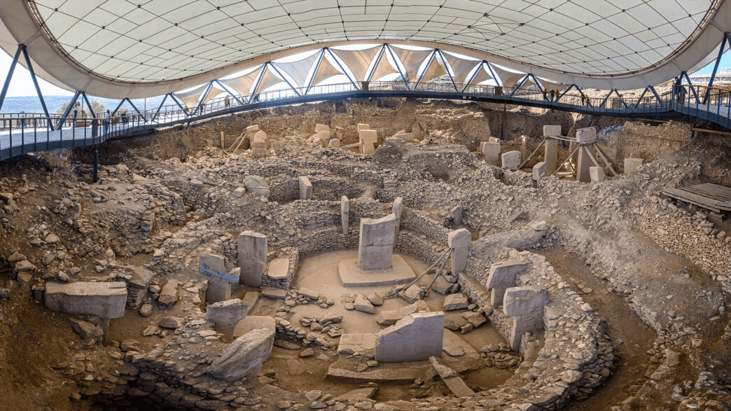 Taş Tepeler: Göbeklitepe'nin T biçimli dikilitaşlarla çevrili dairevi anıtsal yapıları