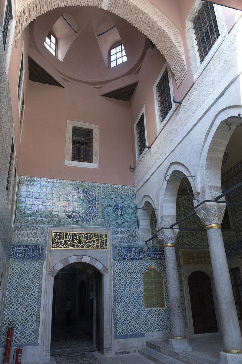 Topkapı Sarayı Harem girişindeki çinili Karaağalar Taşlığı ve revakları