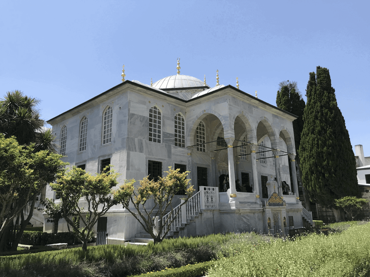 Topkapı Sarayı III. Avlu'nun ortasındaki III. Ahmed Kütüphanesi