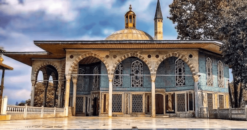 Topkapı Sarayı IV. Avlu'daki Bağdat Köşkü ve altın yaldızlı İftariye Kameriyesi