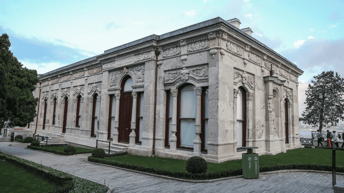 Topkapı Sarayı'ndaki Mecidiye Köşkü ve Boğaz manzarası