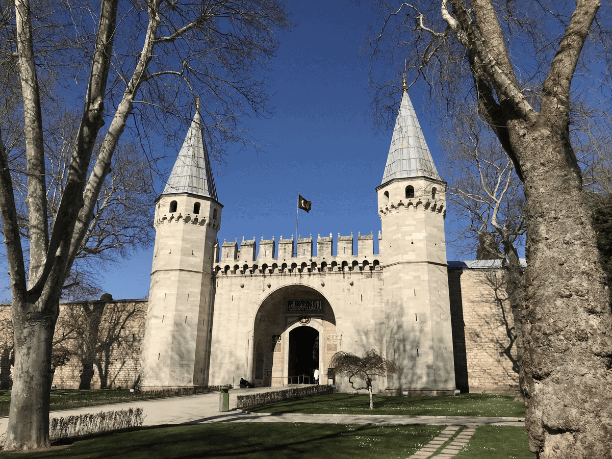 Topkapı Sarayı'nın iki kuleli Babüsselam kapısı