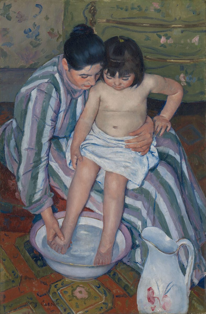 Mary Cassatt'ın Çocuğun Banyosu tablosu: kucağındaki çocuğun ayağını leğende yıkayan kadın (1893)