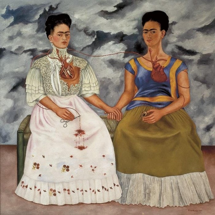 Frida Kahlo'nun İki Frida tablosu: el ele oturan, kalpleri birbirine damarla bağlı iki Frida