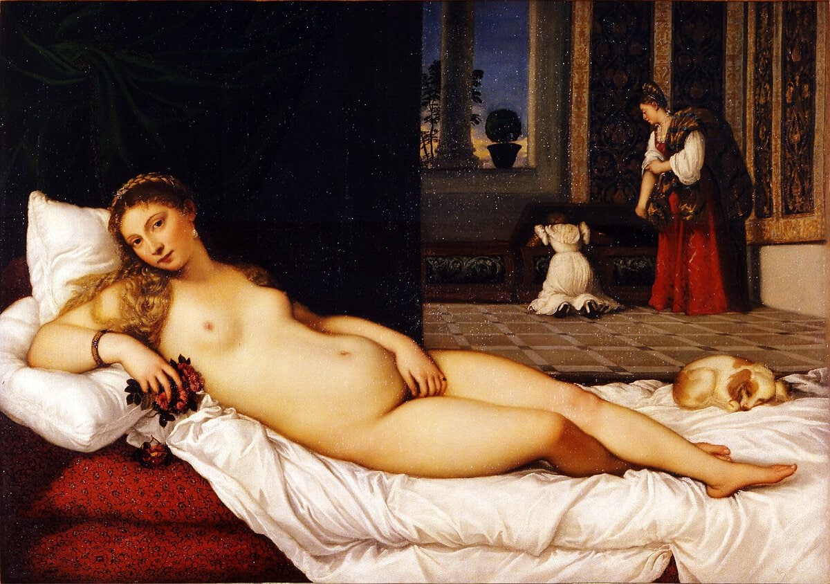 Urbino Venüsü, Tiziano, 1538: elinde güllerle yatağa uzanmış çıplak kadın, ayak ucunda uyuyan köpek ve arkada sandığın başındaki iki hizmetçi