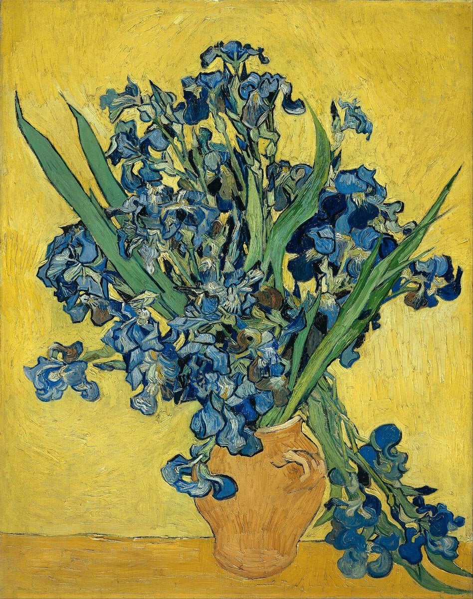 Van Gogh'un Süsenler tablosu: sarı arka plan önünde toprak bir vazoda kümelenmiş mor-mavi süsenler