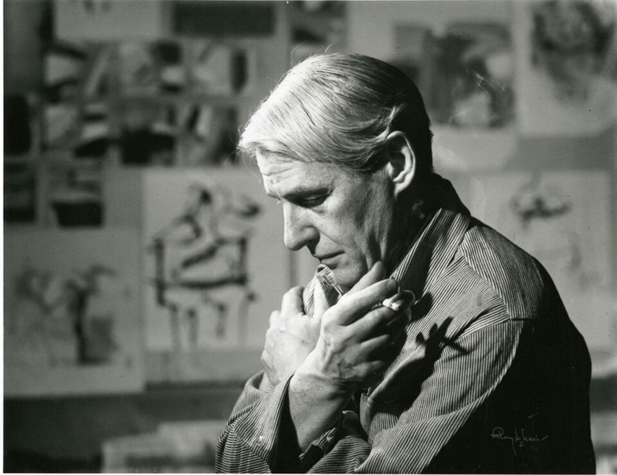 Willem de Kooning atölyesinde, arkasında duvara iğnelenmiş çizimler, eli çenesinde düşünceli bir siyah beyaz portre
