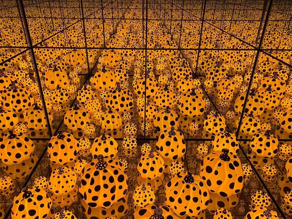 Yayoi Kusama'nın benekli kabaklarla dolu ayna odası