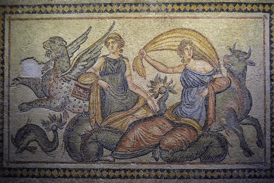 Zeugma mozaiğinde yakından görülen küçük tessera taşları