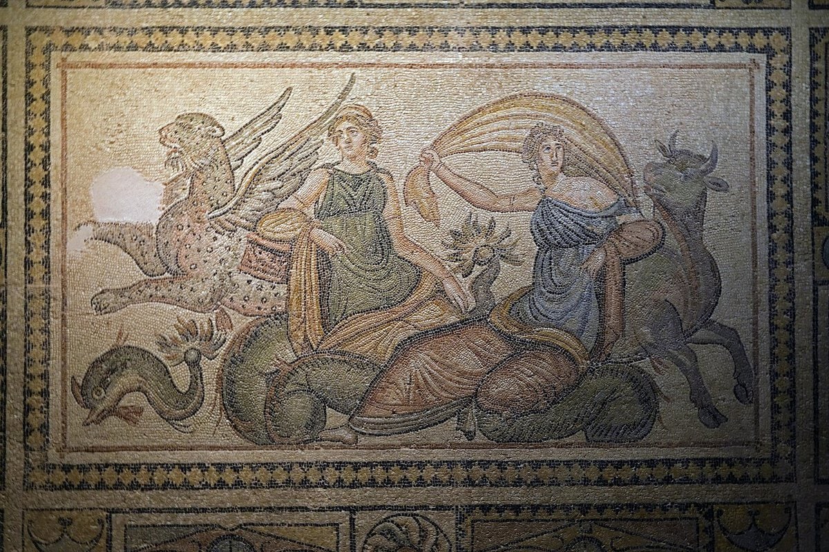 Boğaya dönüşen Zeus'un Europa'yı kaçırmasını anlatan Zeugma mozaiği