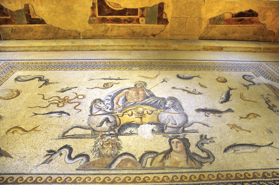 Hippokampların çektiği arabadaki Poseidon'u ve altta Okeanos ile Tethys'i gösteren Zeugma mozaiği