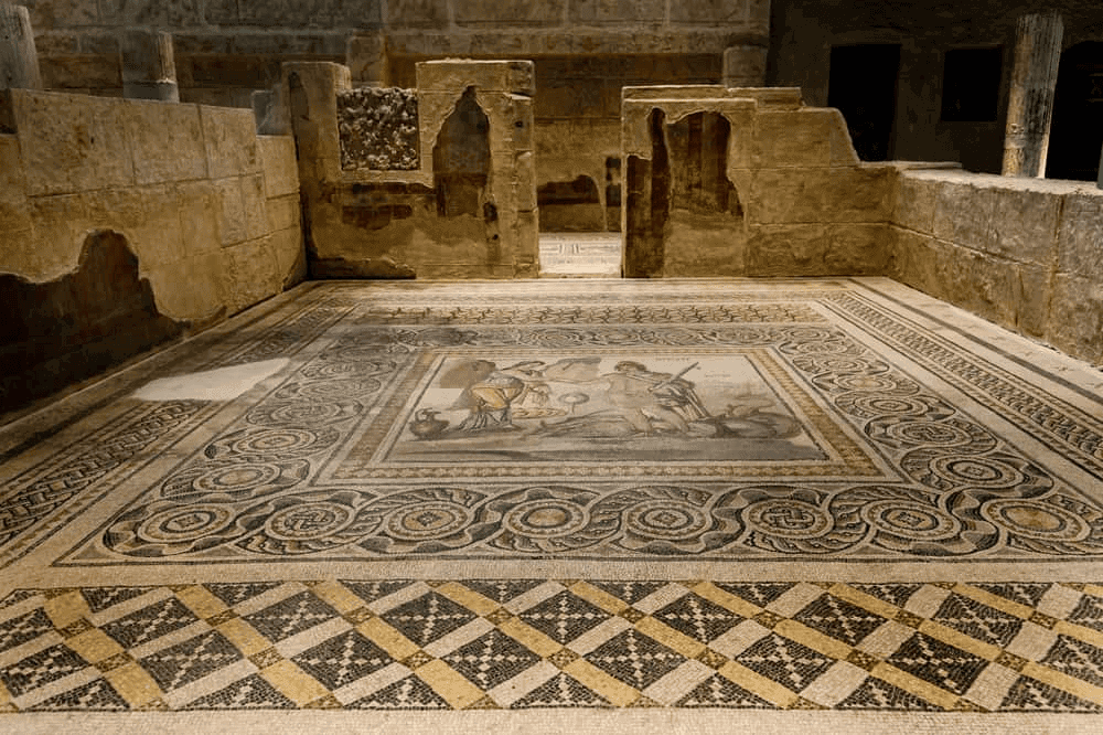 Müzede mimari düzeniyle yeniden kurulan Zeugma villasının mozaik tabanları